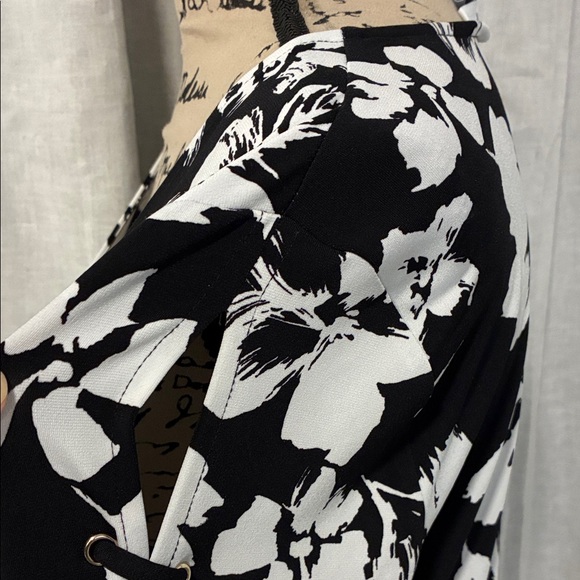 White House Black Market Black and White Floral Tunic - Picture 4 of 8